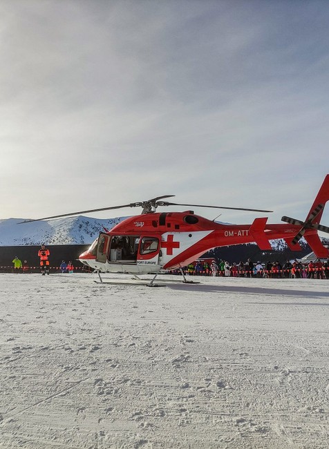 Lyžiar sa zrazil so štvorčlennou rodinou