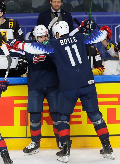 Bronz si uchmatli Američania.