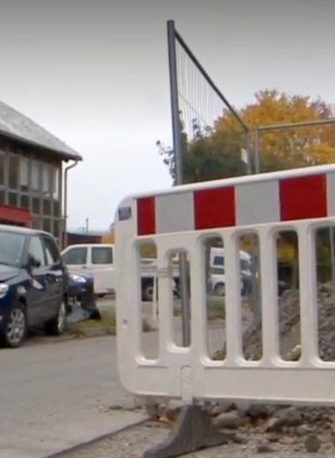 Strhol volant, lebo sa chcel vyhnúť zrážke. Vodič Fábie narazil do čerešne a skončil s autom na boku