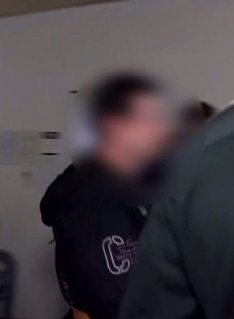 Miško žije v nemeckom detskom domove, matku mu zavraždil otec. Starí rodičia majú s jeho osvojením problémy, zakázali im aj návštevy