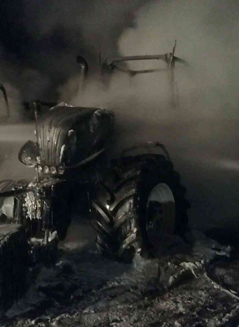 Oheň zachvátil odstavené traktory 