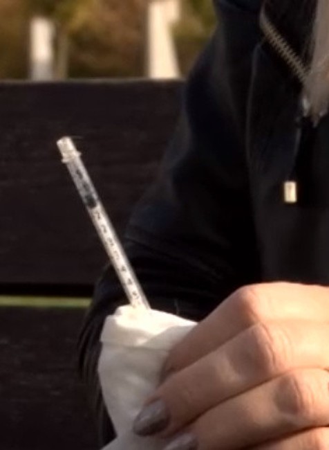 Chlapec sa pichol na injekčnej striekačke odhodenej na ihrisku 