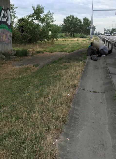 Naháňačka pri bratislavskom obchvate. Policajti zadržali skupiny mladých migrantov