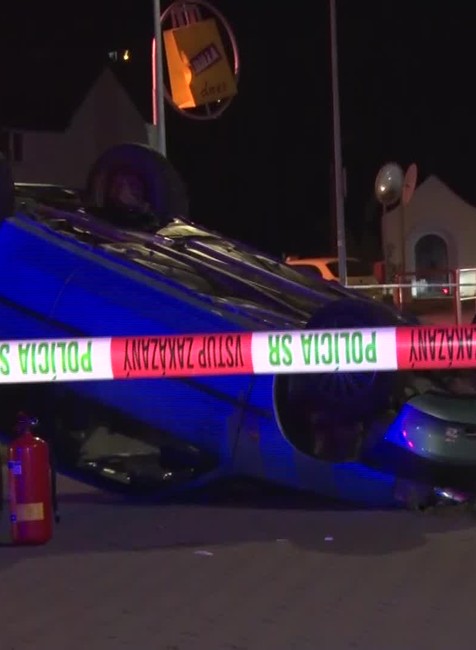 [multi] Policajná naháňačka skončila vážnou nehodou. Mladík (17) zrazil troch tínedžerov 1541