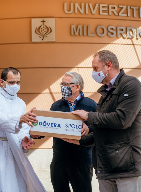 Dôvera vybavila ochrannými pomôckami ďalších zdravotníkov