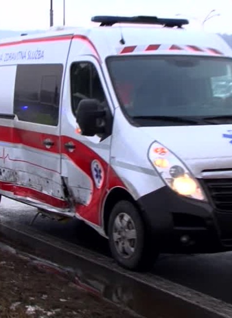 [multi] Komplikovaná nehoda sanitky 11331