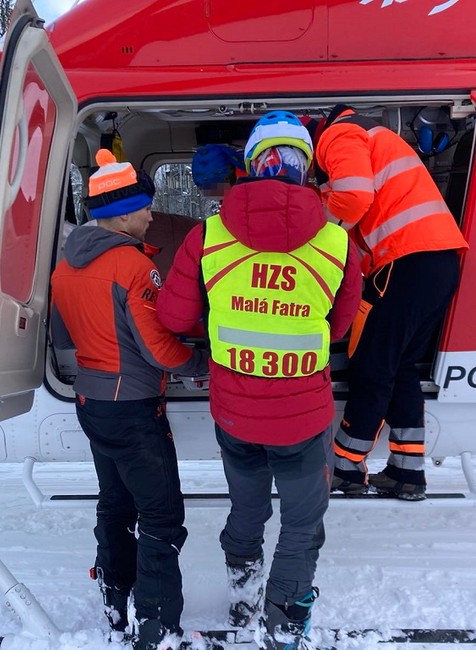 Vážny úraz mladého lyžiara na Pasekách