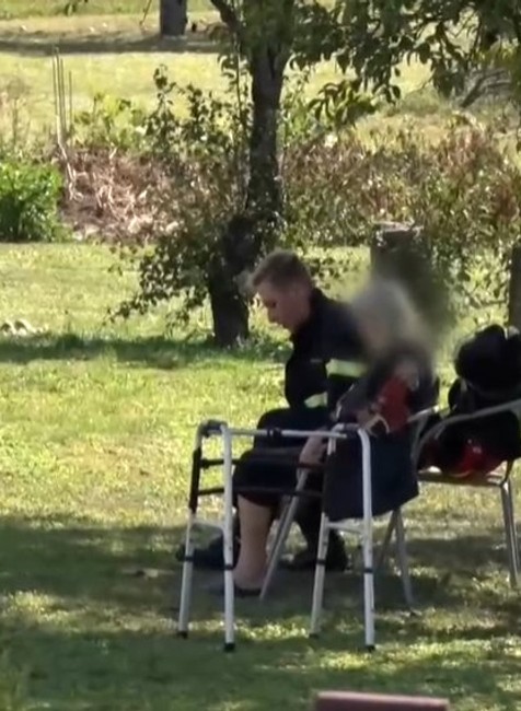 Z horiaceho domu jej museli pomôcť