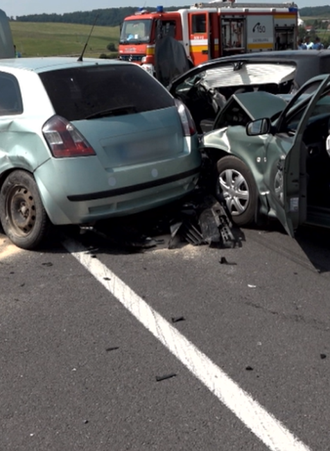 Vinník nedal prednosť v jazde, skončilo to zrážkou troch áut