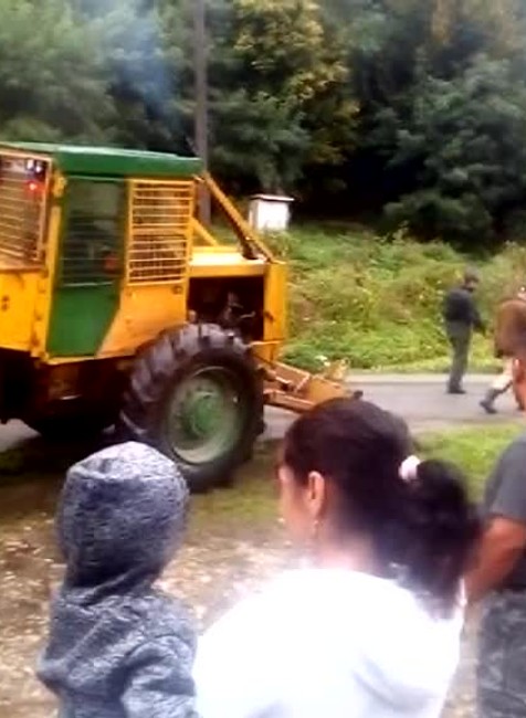 Zvláštne sťahovanie. Majiteľ pozemku odtiahol unimobunku, v ktorej, podľa rodiny, boli deti