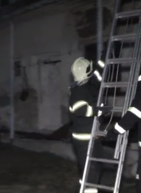 Obyvatelia v ohrození. Na východe vyčíňal vietor a strhával strechy