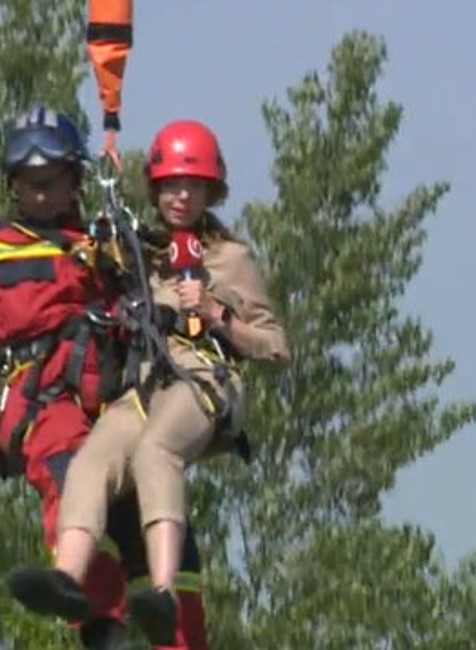 Takto prebieha záchrana vo vzduchu pri zásahu v nedostupnom teréne.