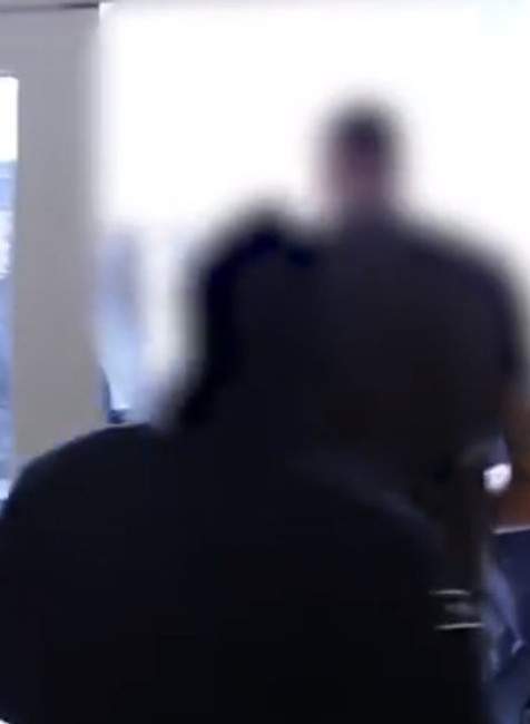 Polícia eskortovala siedmich obžalovaných fanúšikov na súd