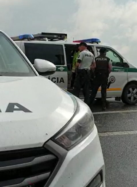 Pri náraze do zvodidiel zomrela žena. Pravdepodobne nemala zapnutý bezpečnostný pás