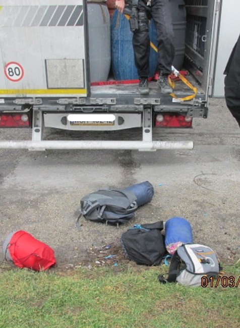 zadržaní utečenci, colníci