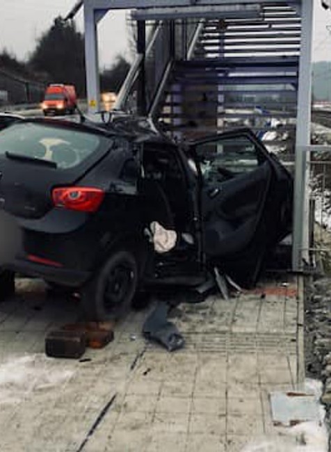 Čelná zrážka s železničným nadchodom sa vodičovi stala osudnou