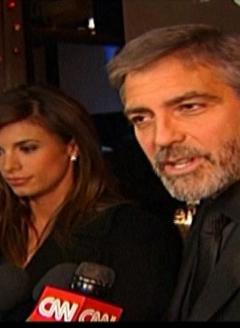 george clooney s talianskou priatelkou na cervenom koberci pri mikrofone