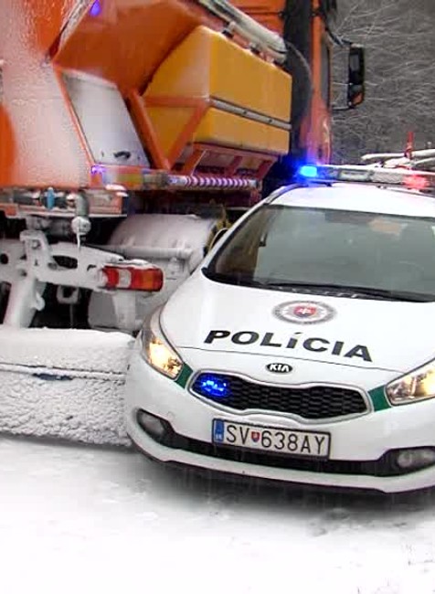 [multi] Neďaleko Sniny zostali vodiči na ceste doslova zaseknutí. O auto takmer prišli aj policajti 1305