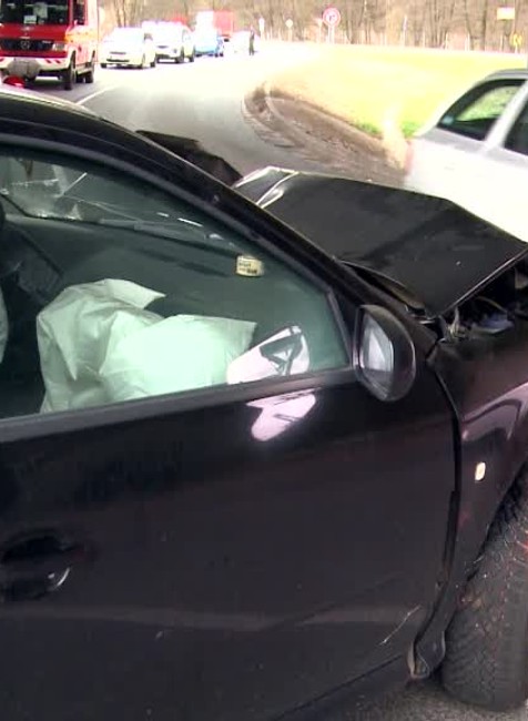 [multi] Čelná zrážka si vyžiadala troch zranených. Starší pár mal auto len pár dní 682