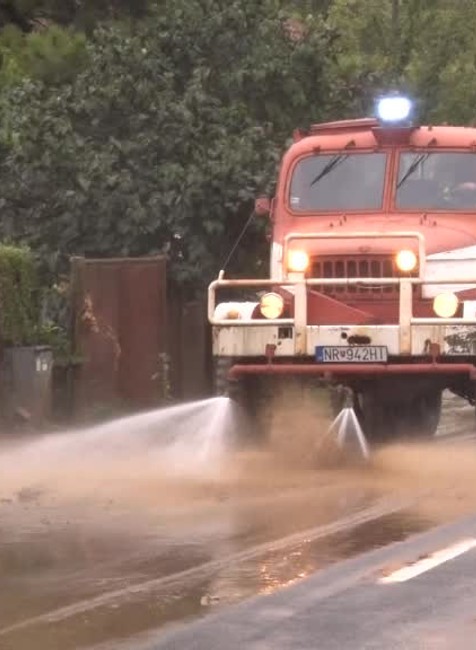 Dážď sa v noci vybúril v Nitrianskom kraji. Hrozí pretrhnutie hrádze3550