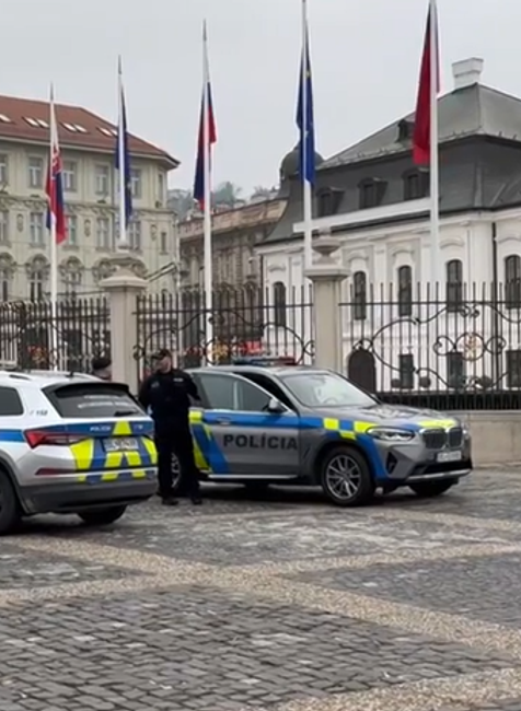 Polícia pred Prezidentským palácom 