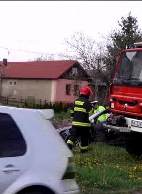 [multi] KN Auto na chodníku nehoda 4036