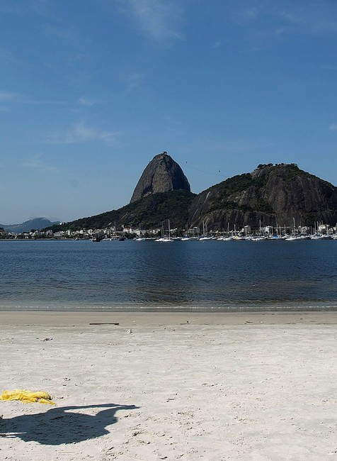 socha dievčaťa Rio more turista fotiaci