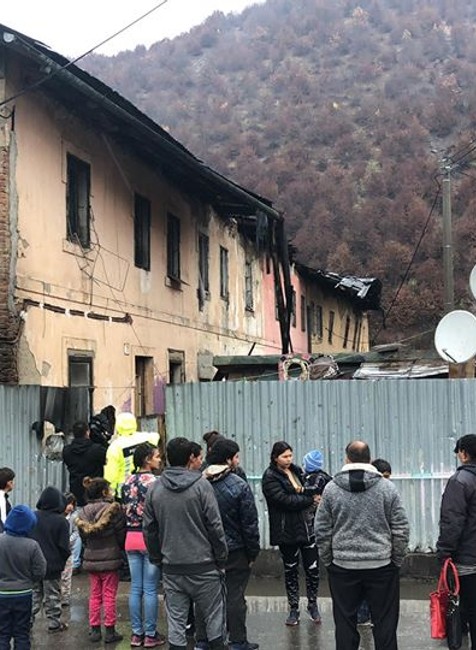 FOTO: Obyvateľom bytovky sa zrútila strecha. O strechu nad hlavou prišlo osemdesiat ľudí 