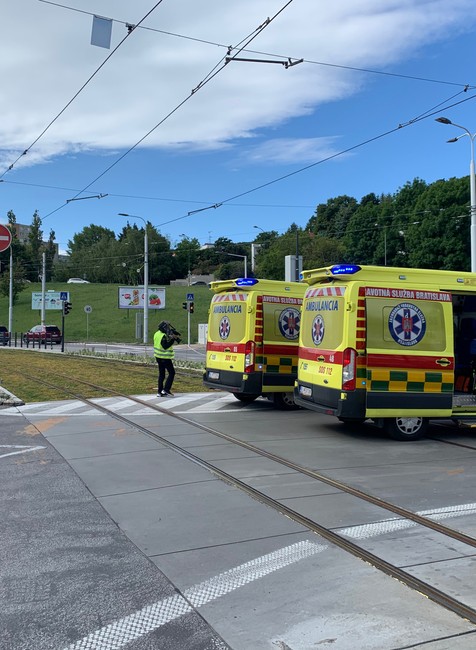 Nehoda MHD a dodávky na Karloveskej v Bratislave 