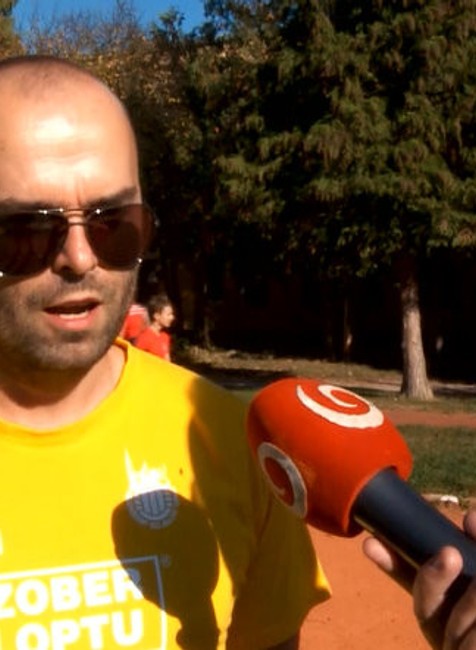 tréner bežkyne v balerínkach 