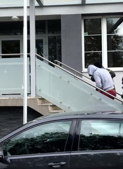 Špičkový slovenský kickboxer si pomýlil jarmok s boxerským ringom. Za asistencie otca brutálne dobil mladého muža