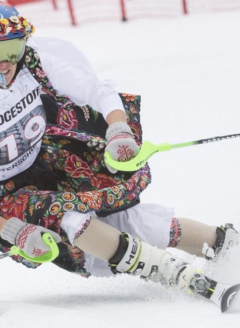 Velez-Zuzulová v kroji