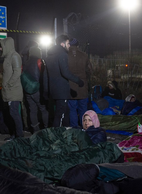 Stovky migrantov sa zhromaždili na hraniciach Srbska s Maďarskom. Úrady odmietli ich vstup na územie EÚ