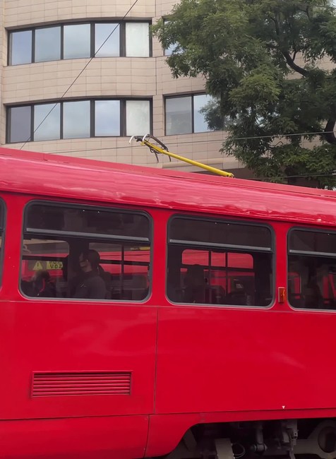 [multi] Električka vykoľajená 4464