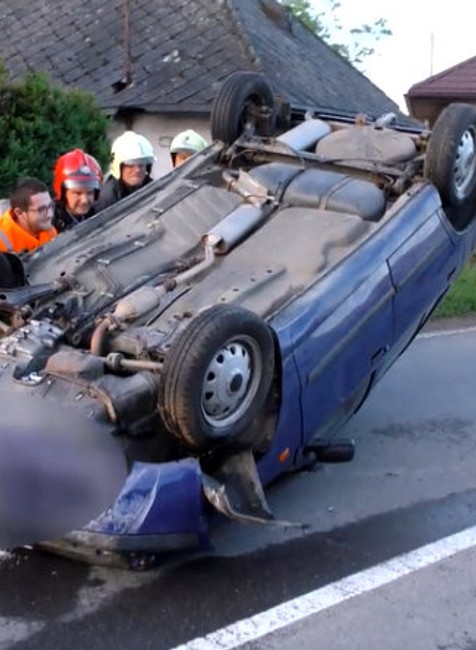 Vodič so spolujazdcom mali v sebe niekoľko promile. Po nehode nedokázali stáť na nohách
