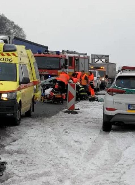 Čelná zrážka auta s nákladiakom. Vodiča vystrihovali skoro pol hodinu