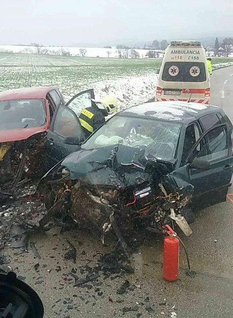Sneženie spôsobilo kolaps v doprave a viacero nehôd 