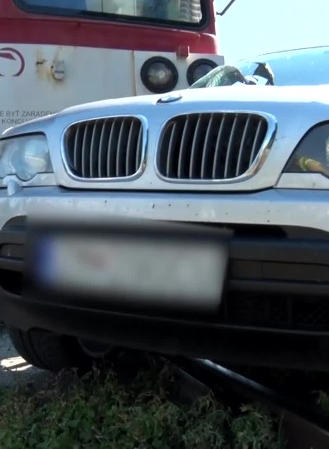Auto sa zrazilo s osobným vlakom