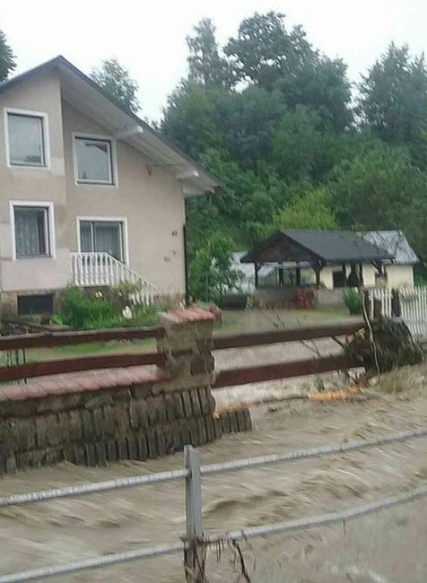 Prešovským krajom sa prehnala prietrž mračien. Cesty sú zaplavené