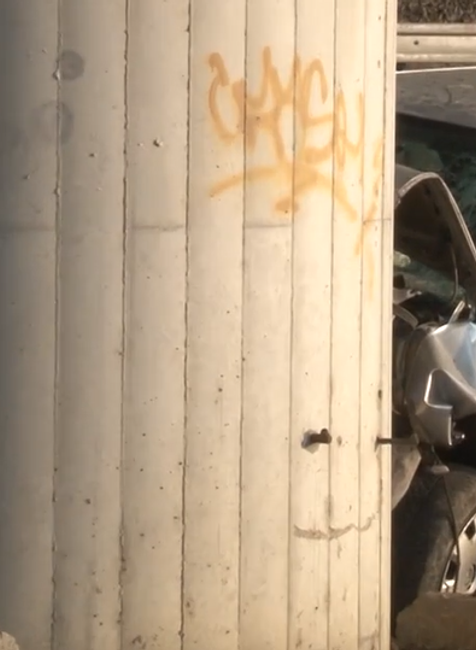 Muž narazil s autom do mostného piliera