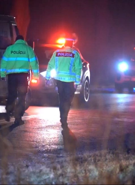 Čelná zrážka sa skončila tragicky, zo zdemolovaného vraku museli vodiča vyprostiť hasiči