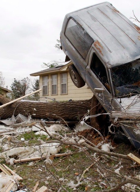 Následky série ničivých Tornád v USA