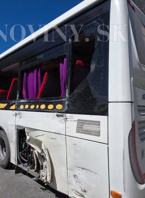 Zrážka autobusu a kamióna