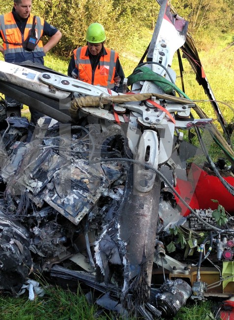 Odvážanie trosiek zrúteného záchranárskeho vrtuľníka