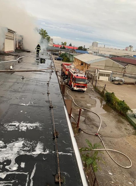 V Trnave horí hala na výrobu nábytku.