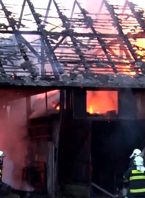 Pivnice pod vodou, balvan na koľajniciach a stodola v plameňoch. Výčiny počasia pocítili v rôznych kútoch Slovenska