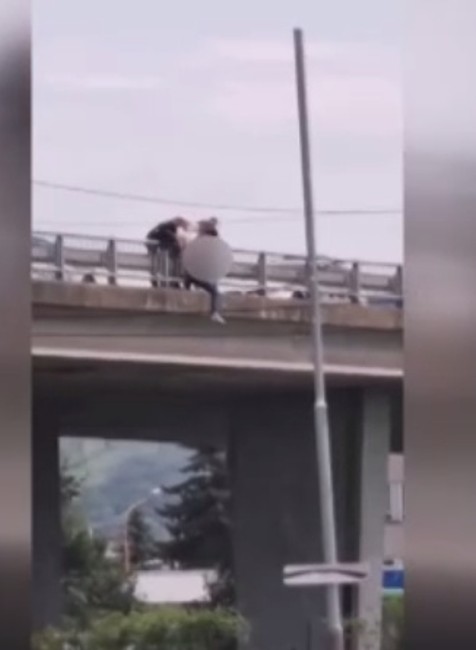 VIDEO: Dramatická záchrana v Humennom. Muž chcel skočiť z mosta