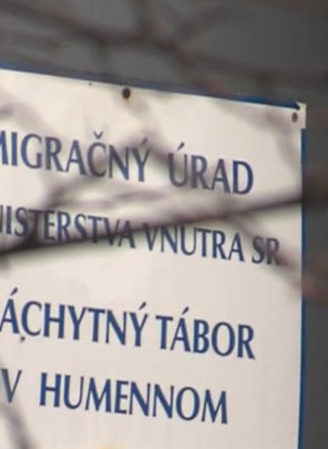 Policajti zadržali nelegálnych migrantov. 