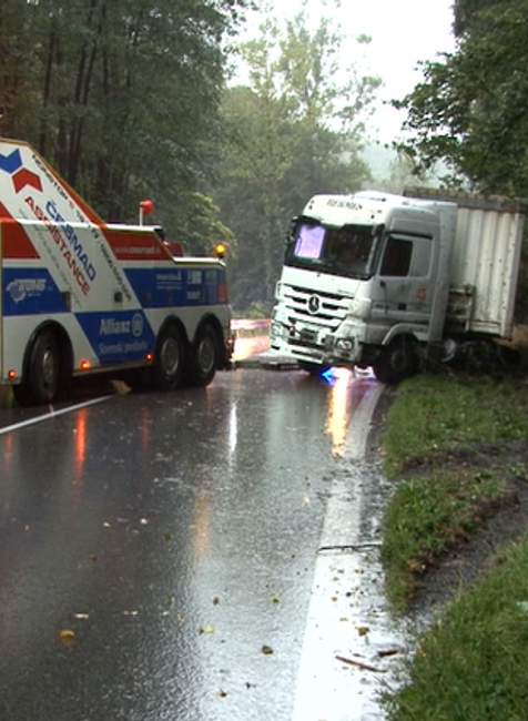 Zrážka kamiónu s osobným autom mala takmer fatálne následky. Náves skrížilo cez oba pruhy 