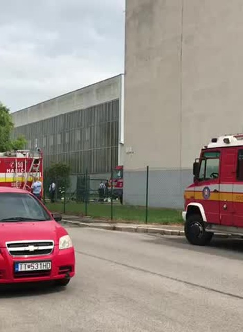 Hasiči zasahujú pri požiari v Trnave.